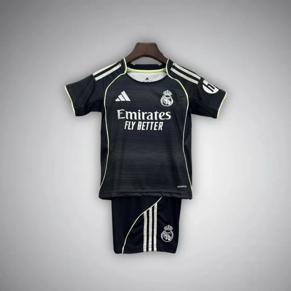 Kit maillot & short enfant Réal Madrid Exterieur 25-26